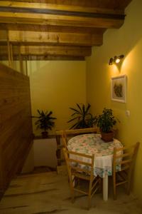 斯诺基罗扎客房旅馆的一间设有桌子和两盆植物的用餐室