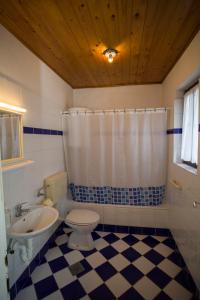 斯诺基罗扎客房旅馆的浴室配有卫生间、盥洗盆和淋浴。