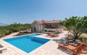 波斯蒂拉Holiday home Glavica的一座带游泳池和房子的别墅