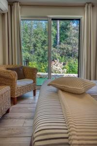奥皮约la villa miel的客厅设有床和大窗户