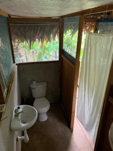 塔拉波托Katari Center的一间带卫生间和水槽的小浴室