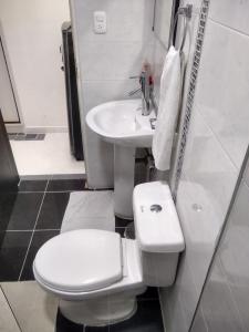 巴兰基亚La Habitación Perfecta的白色的浴室设有卫生间和水槽。
