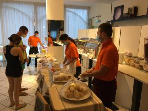 里米尼依赛德凯达酒店的一群人在厨房准备食物