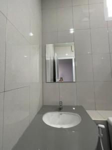 Ban Muang Maiบ้านบัว เมืองใหม่ Baanbua Muangmai的白色的浴室设有水槽和镜子