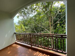 Ban Muang Maiบ้านบัว เมืองใหม่ Baanbua Muangmai的阳台享有树木的景致。