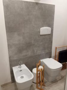 锡拉库扎B&B CaselloA Suites的浴室配有白色卫生间和盥洗盆。
