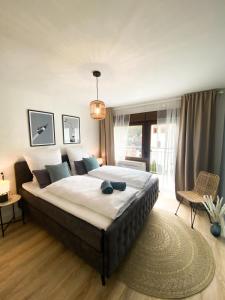 科赫姆Haus Mosel Tales in Cochem für bis zu 9 Personen的一间卧室配有一张大床和一个吊灯。