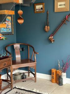 金斯布里奇Westwaterhead的客房内的蓝色墙壁和木椅