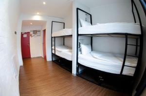 开普敦91 Loop Boutique Hostel的走廊的客房内设有两张双层床。