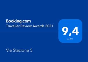 普拉亚·阿马勒Via Stazione 5的带有文本旅行者评审奖的蓝色框