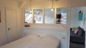 让布卢勒萨特克拉尔酒店的卧室配有白色的床和镜子