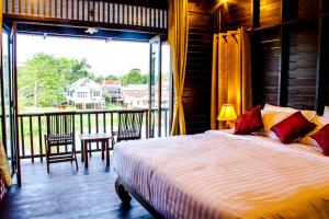 The Bank River House Ayutthaya客房内的一张或多张床位