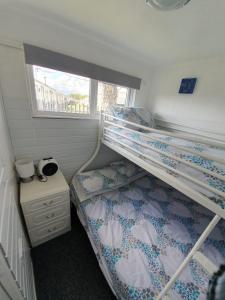 斯凯格内斯Chalet 66的一间卧室设有两张双层床和一扇窗户。
