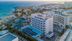 阿依纳帕Anonymous Beach Hotel (Adults 16+)的享有酒店和海洋的空中景致