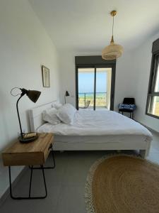 4 Bedroom Beach Apartment with Stunning Views客房内的一张或多张床位