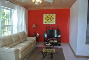 乔治镇蓝宝石花园排屋别墅的带沙发和红色墙壁的客厅