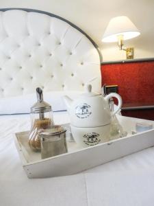 伊塞尔尼亚欧洲大酒店的床上的茶盘