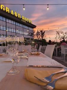 伊塞尔尼亚欧洲大酒店的餐厅顶部的桌子上摆放着眼镜和餐巾
