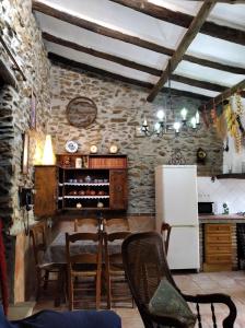 格拉纳达Casa Fuensanta balcón al mar de la Alpujarra的厨房配有桌椅和冰箱。