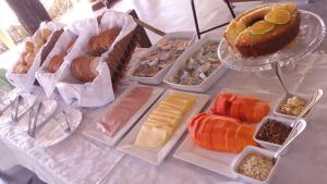 博拉塞亚Chalés Ancoradouro的一张桌子,上面放着各种食物的托盘