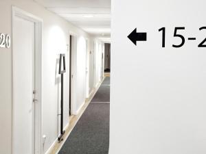 斯德哥尔摩莫斯贝克旅馆的走廊上设有门和读厘米的标志