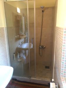 罗格坡曼戈唐Predel House的带淋浴和盥洗盆的浴室