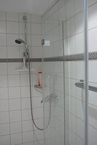 巴登-巴登科瑞普恩霍夫度假公寓的浴室里设有玻璃门淋浴