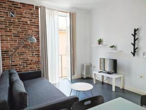 瓦伦西亚Flats Friends Torres Quart的带沙发和砖墙的客厅