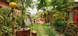 峰牙Vu's Homestay的花园,花园中设有种有树木和植物的步道