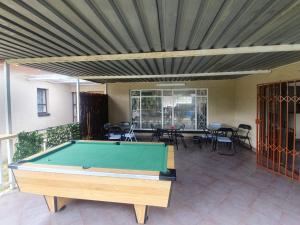 SM Africa Guest House内的一张台球桌