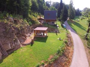 MrklovLuxury Chalet near Ski area in Benecko的道路旁山丘上房屋的空中景观