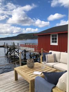 RåkvågThe Boathouse的甲板上配有桌椅