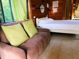 Neot GolanJulie's Cabins的客厅配有沙发和1张床