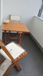 科隆艾根史坦酒店的一张木桌和一张桌子旁的椅子,一张桌子和椅子