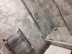 布莱克浦舍伍德酒店的带淋浴的浴室,带玻璃门