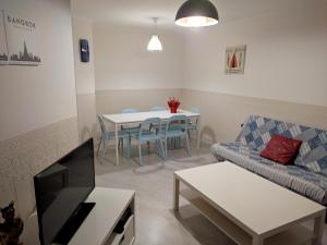 塞奥-德乌赫尔Apartseu的客厅配有沙发和桌子