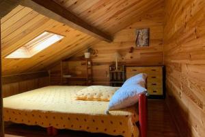 卢尔德BASIA, Lourdes - centre , quartier historique Sanctuaires a 7 min a pied的小木屋内一间卧室,配有一张床