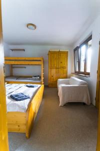 日利纳Chalupa v Štefanovej的一间卧室设有两张双层床和一扇窗户。