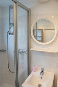 沙博伊茨Haus am Meer的带淋浴、盥洗盆和镜子的浴室