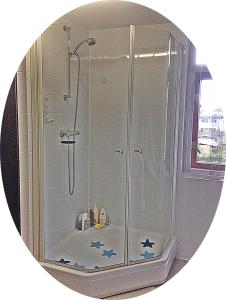 莱利斯塔德胡戈米德尔2号住宿加早餐旅馆的浴室镜子,上面有星星的淋浴