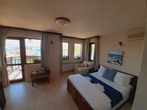 索佐波尔弗提尼2号旅馆的一间卧室配有一张床,享有海景