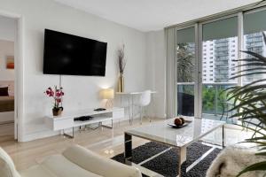 迈阿密海滩Sunny Isles Ocean Reserve Condo Apartments的客厅的墙上配有电视