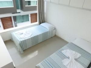 apartamento 2 quartos em Porto segur BA客房内的一张或多张床位