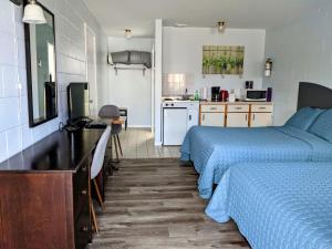 悉尼Jacques Cartier Motel的酒店客房带两张床和厨房