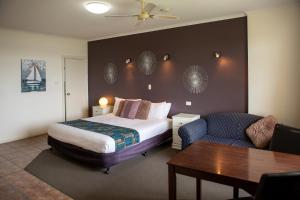 罗布湖景公寓汽车旅馆的酒店客房,配有床和沙发