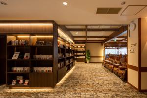 轻井泽轻井泽韦尔久大酒店的图书馆配有椅子和书架
