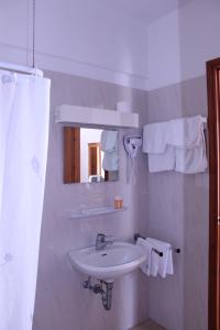 罗希姆诺迈克尔公寓的白色的浴室设有水槽和镜子