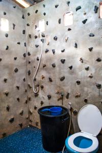 库德岛库德岛宿舍间旅舍的浴室设有石墙和卫生间