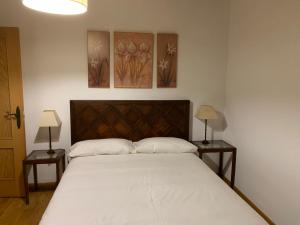 拉伊鲁埃拉Casa Clemente II的一间卧室配有一张带2个床头柜的大床