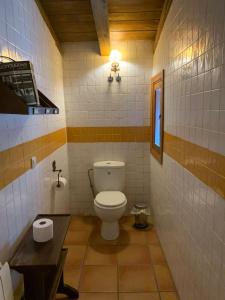 拉伊鲁埃拉Casa Clemente II的一间带卫生间和桌子的小浴室